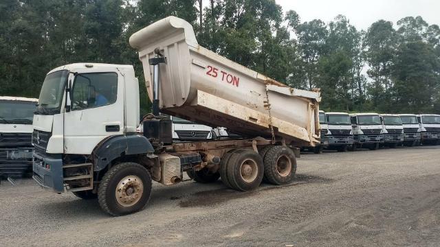 Caminhão Mercedes Axor 3344 K 6x4 caçamba basculante - Foto 3