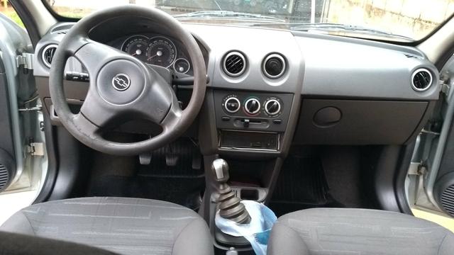 Vendo Prisma 1.4 Maxx modelo 2009 prata - Foto 5