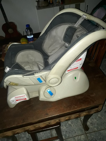 Vendo bebê conforto semi novo - Foto 2