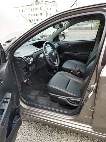 Vendo Etios Hatch 1.5 XLS Automático 2017/2018 - Foto 12