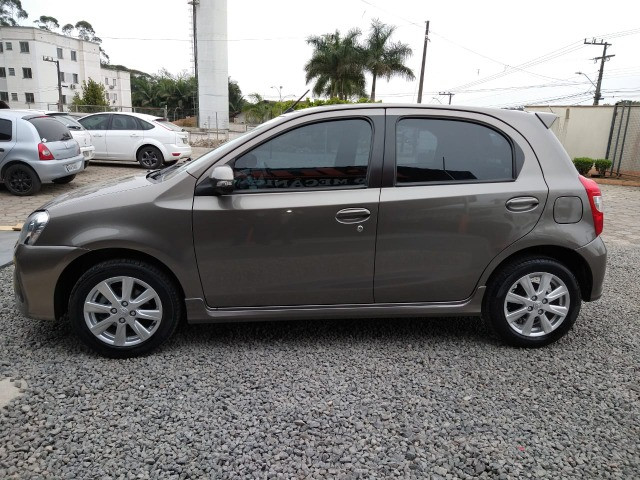 Vendo Etios Hatch 1.5 XLS Automático 2017/2018 - Foto 3