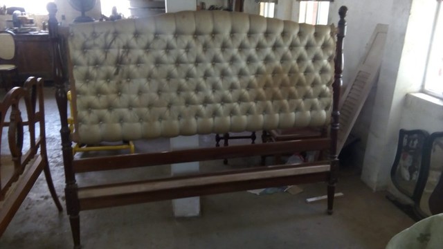 Cama de casa torneada em Vinhático com capitonê