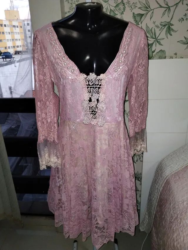 Vestido rosa claro rendado e decorado