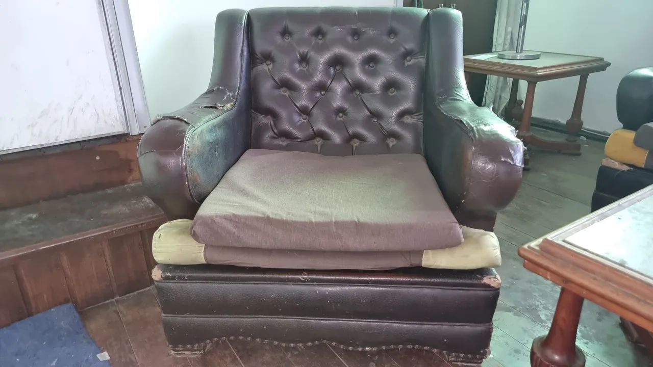 Sofá de 4 lugares e 2 poltronas de couro legítimo - Foto 5