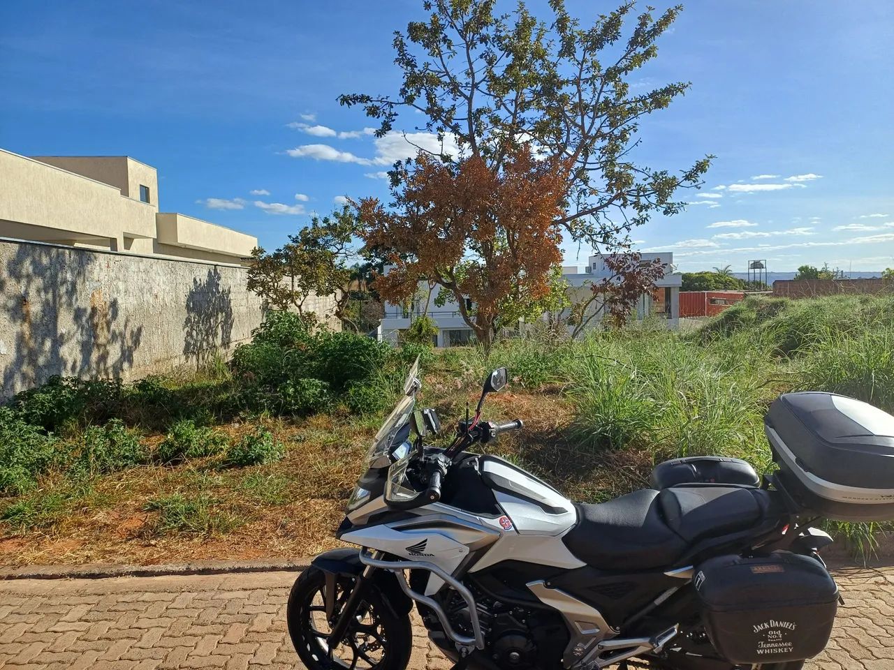 Vendo lote no Alto da Boa Vista. Aceito financiamento. Troco por casa na 26 de setembro.