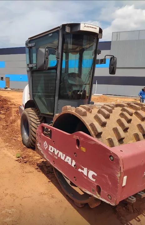 Rolo Compactador Dynapac CA15 ano 2021 com Pata de Carneiro, 2100 horas, em SP - Foto 3