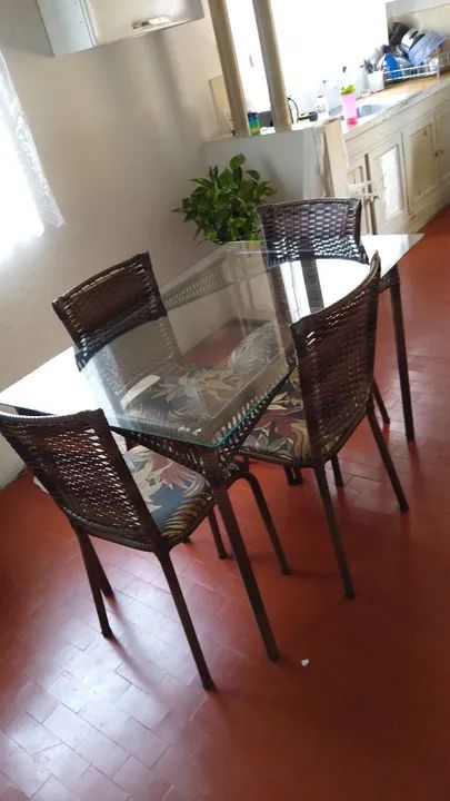 Mesa de vidro com moldura e cadeiras de junco c - Foto 2