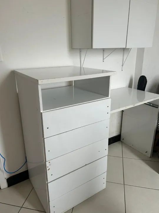 Vendo cômoda branca acoplada à mesa de estudo