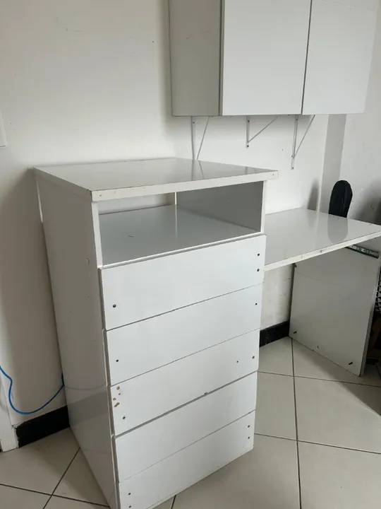 Vendo cômoda branca acoplada à mesa de estudo