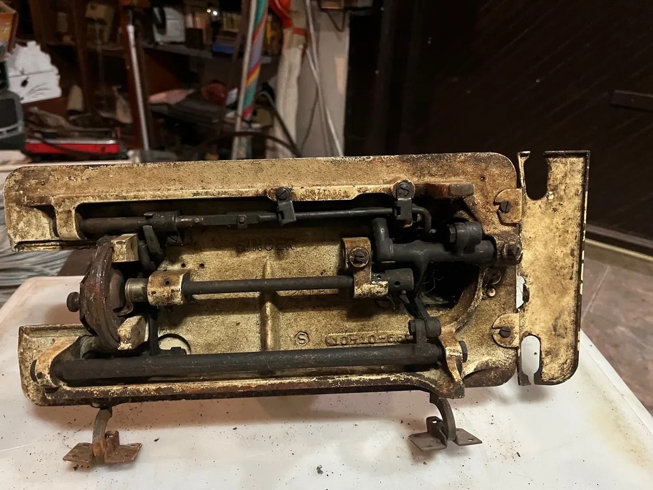 Máquina Singer antiga  - Foto 4