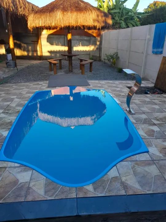 Casa com piscina em condomínio fechado