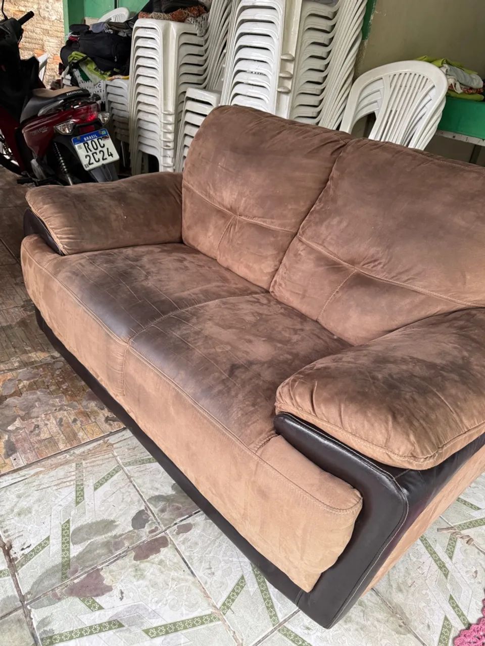Sofá 2 lugares em suede marrom - Foto 2
