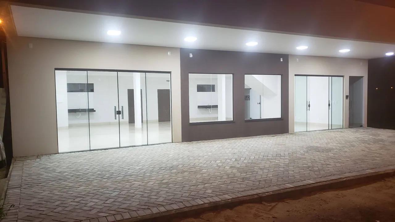 Sala Comercial na LO 11, 505 SUL, grande, com banheiro.