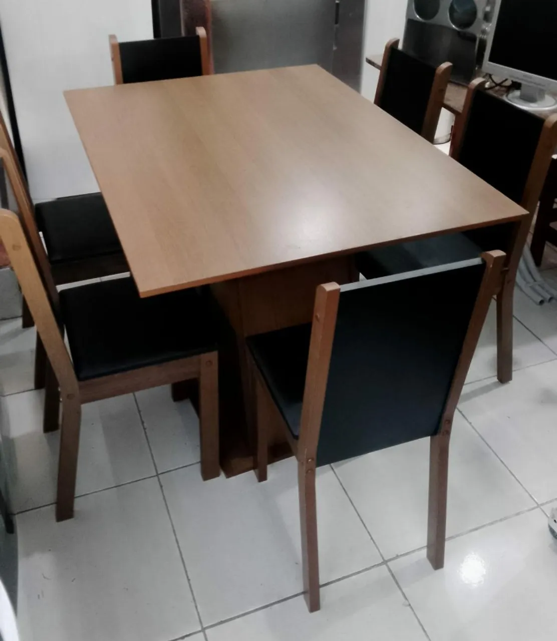 Mesa de Jantar com 6 Cadeiras - Madeira e Preto