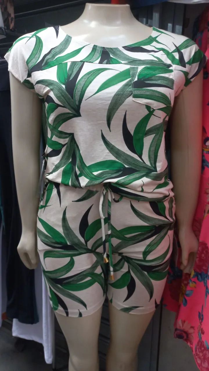Conjunto de Shorts e Blusa com Estampa Tropical