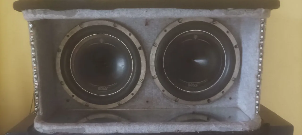 Caixa de som com 2 Subwoofer Boss