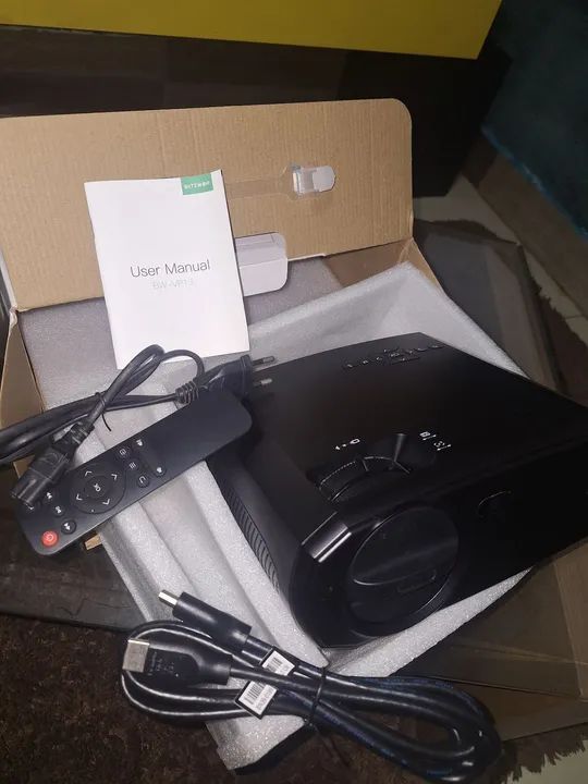 Projetor Full HD com Alta Resolução e Design Moderno