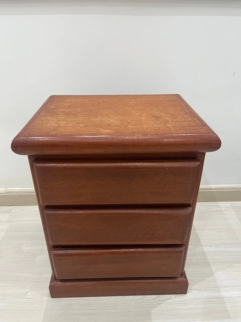 Cômoda de madeira com gavetas