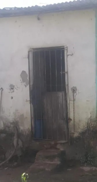 Vende-se ou troca uma casa pequena