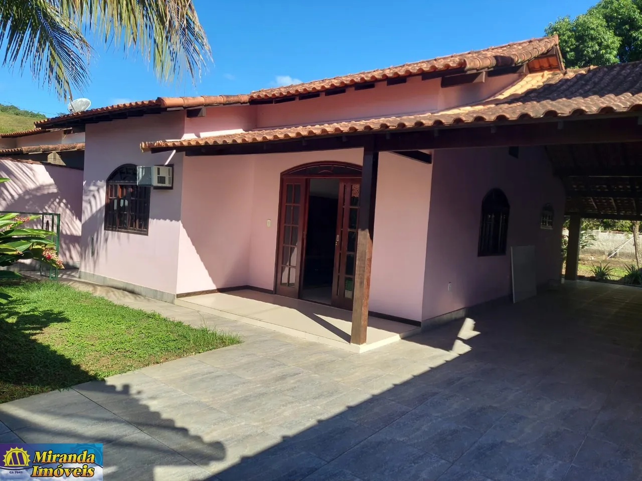 Casa Linear, de 2 qts, terreno plano, em Condomínio no Bananal