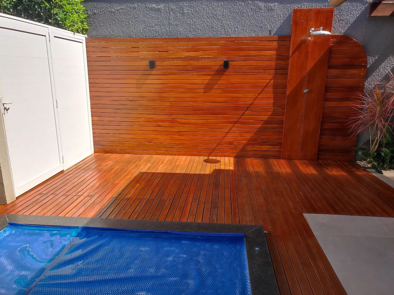 Deck de madeira e Pergolado 