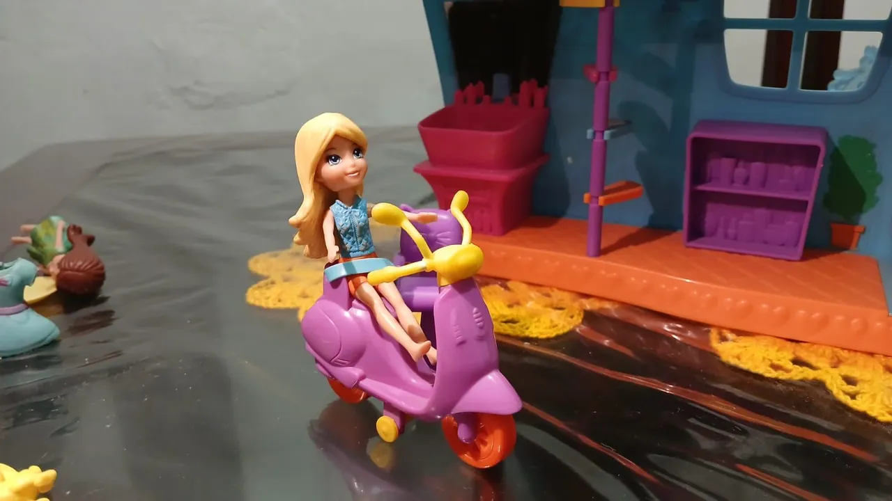 bonecas polly pocket + acessórios e "casinhas".