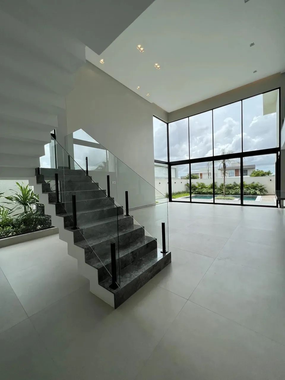 ALPHAVILLE JACUHY | CASA COM 4 QUARTOS, 3 SUÍTES E PISCINA - CONFORTO E EXCLUSIVIDADE! - Foto 3
