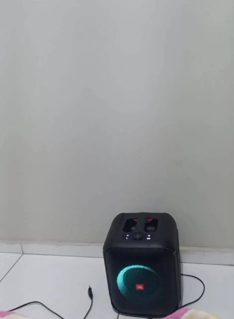 Caixa de Som JBL com Luzes e Design Moderno