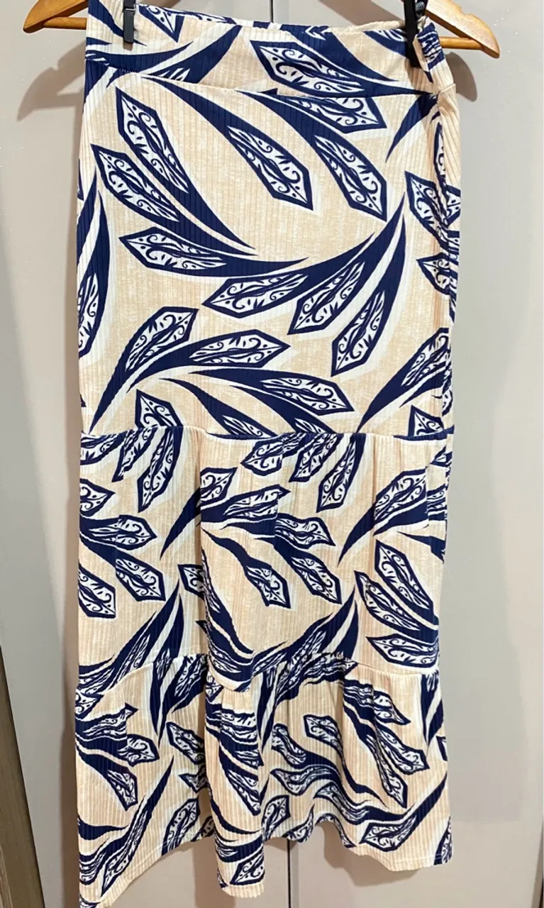 Saia nova com etiqueta veste até G/ 45,00