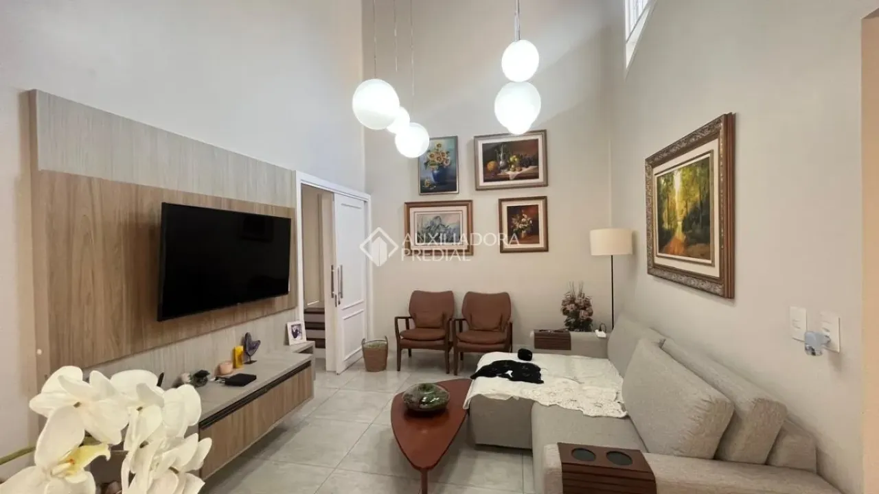 Casa Charmosa em Jurerê In: Suítes, Espaço de Escritório e Lazer Completo