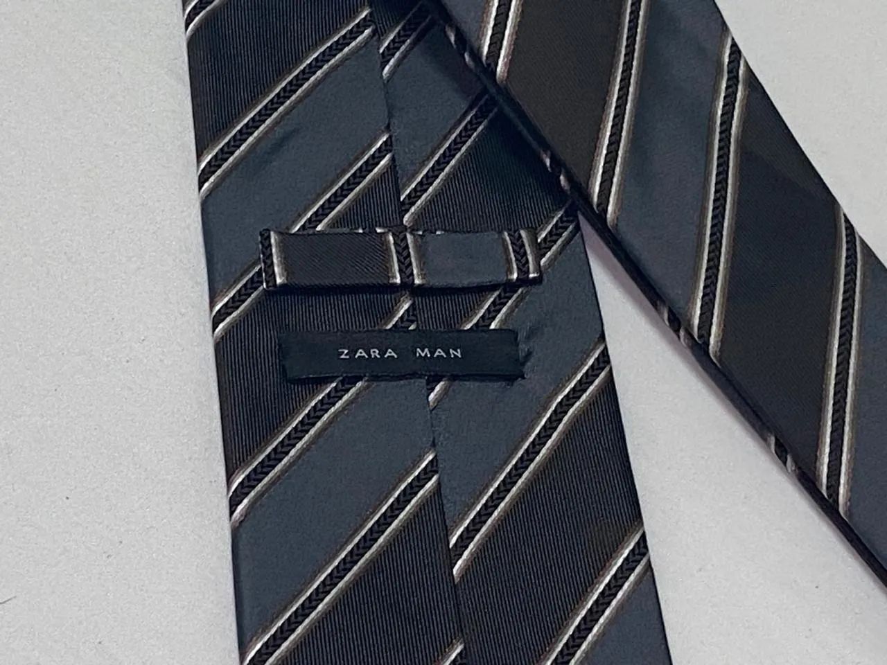 Gravata Zara Man listrada cinza e marrom Ótimo Estado  - Foto 3