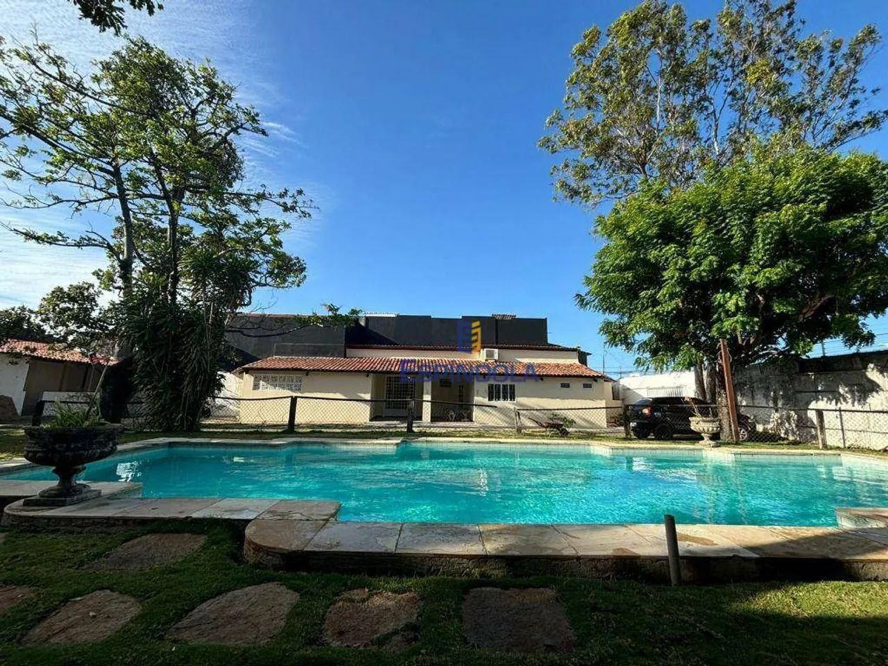 Casa com piscina e 3 dormitórios para alugar, 500m² por R$ 4.000/mês - Boa vista Castelão