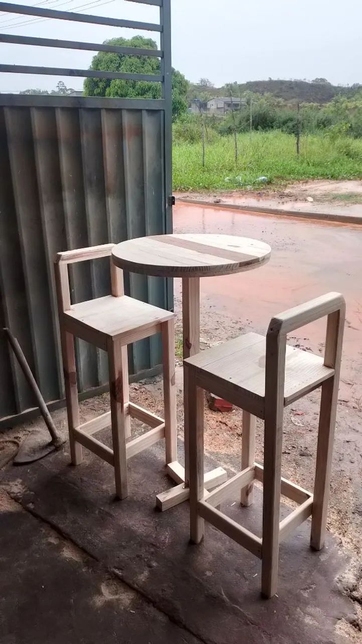 Mesa de madeira rústica com 2 bancos