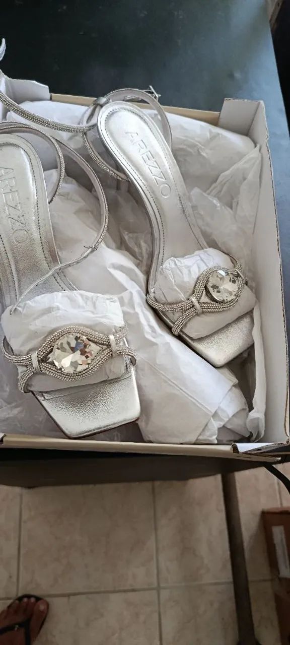 Sandália Arezzo Prateada com Strass - Nova!
