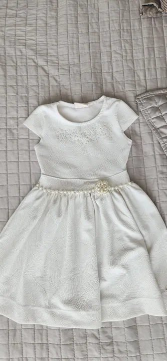 Vestido branco com pérolas