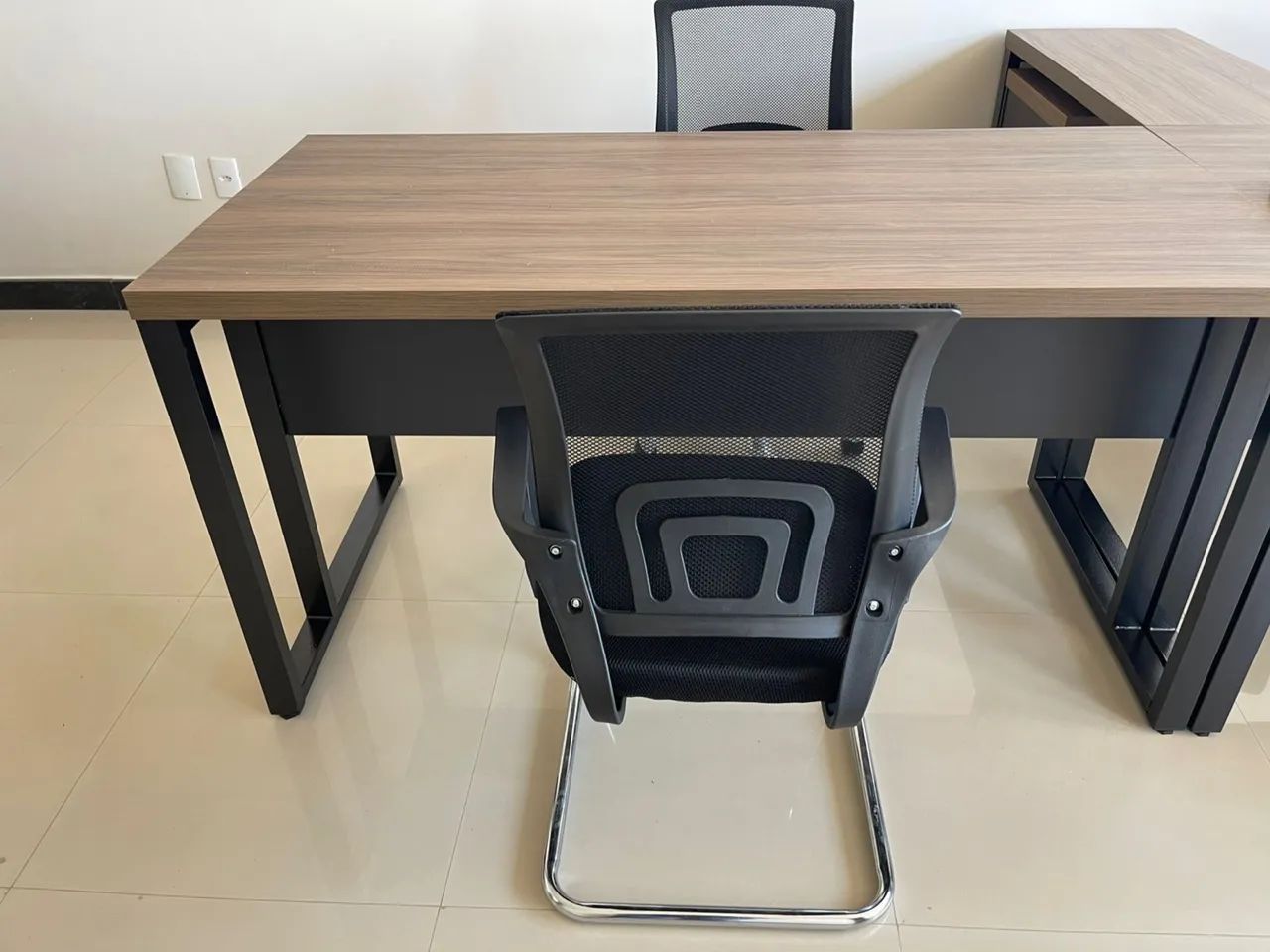 MESA COM CADEIRAS PARA ESCRITÓRIO LOJA IKONMIXOFFICE  - Foto 2