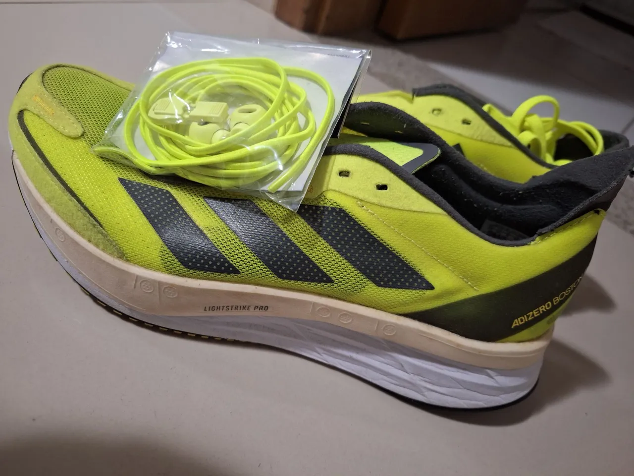 Adidas Adizero Boston 11 - Amarelo Vibrante com Cadarços Extras