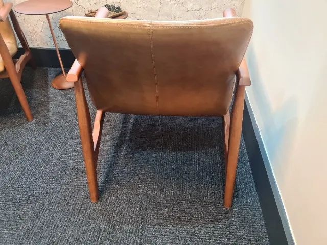 Poltronas design em couro natural e madeira maciça - Foto 3