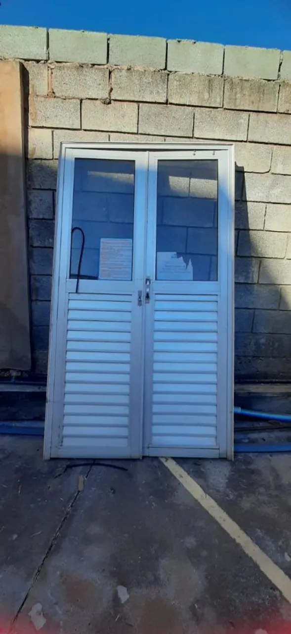 Porta de Alumínio com Vidro e Abertura Dupla