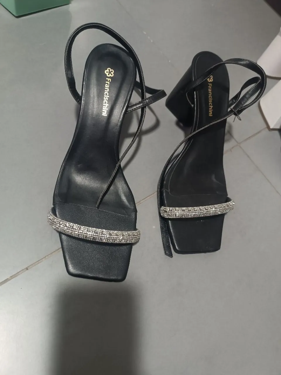 Sandália pretas com strass