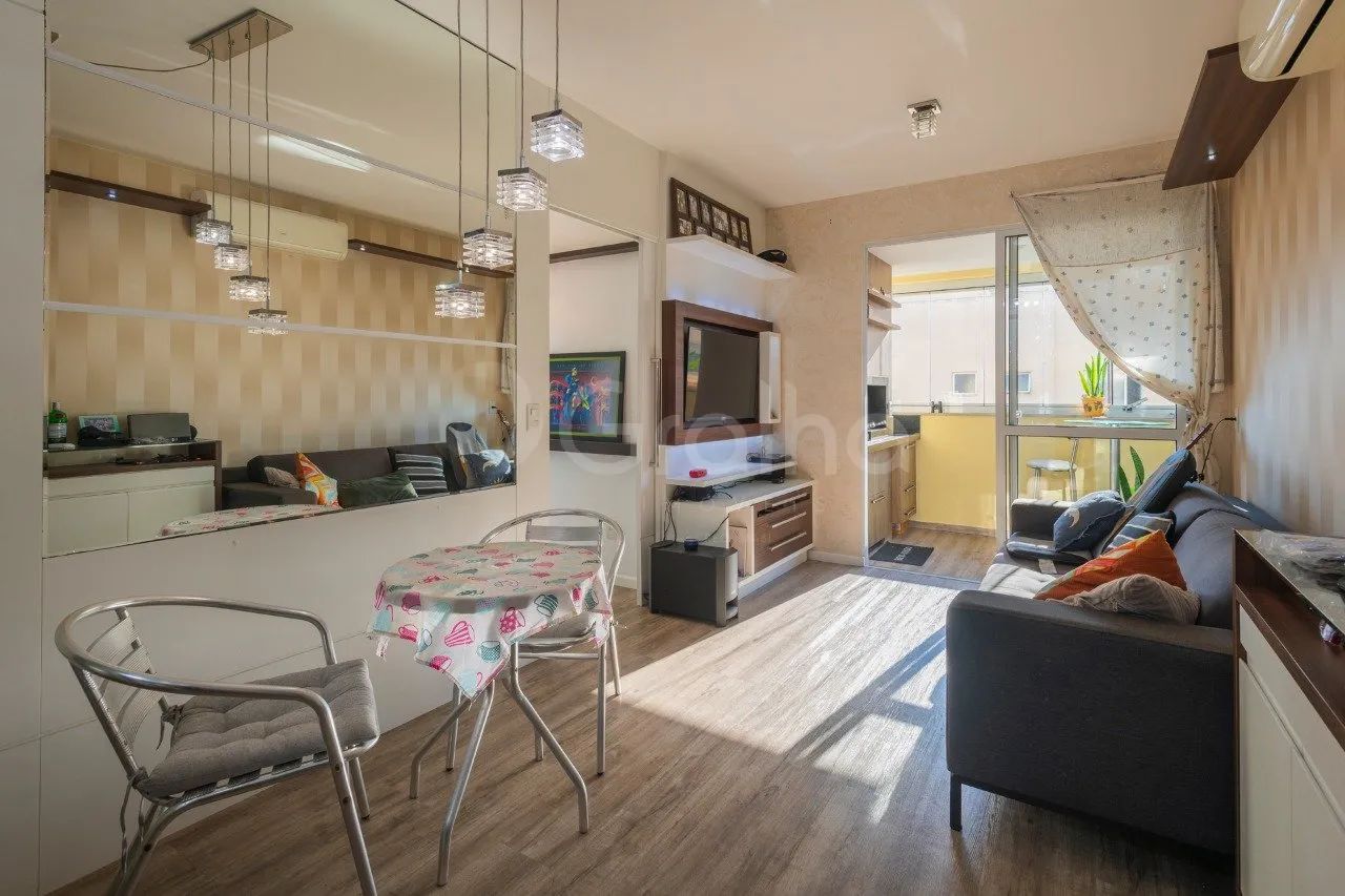 Apartamento de 79m² com 2 quartos sendo 1 suíte no bairro Costeira do Pirajubae