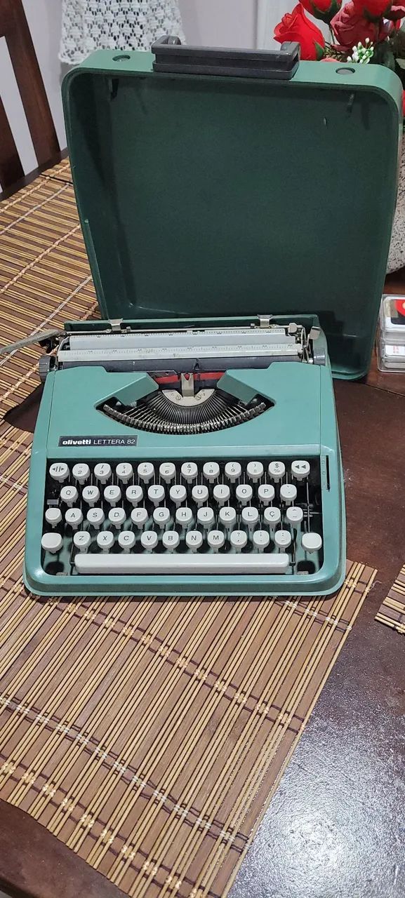 Máquina de escrever Olivetti Lettera 82