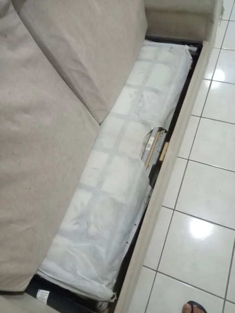 VENDO SOFA LUXEMBURGO 2 LUGARES - PRECISA DE REFORMA NOS BRAÇOS E LIMPEZA - Foto 5