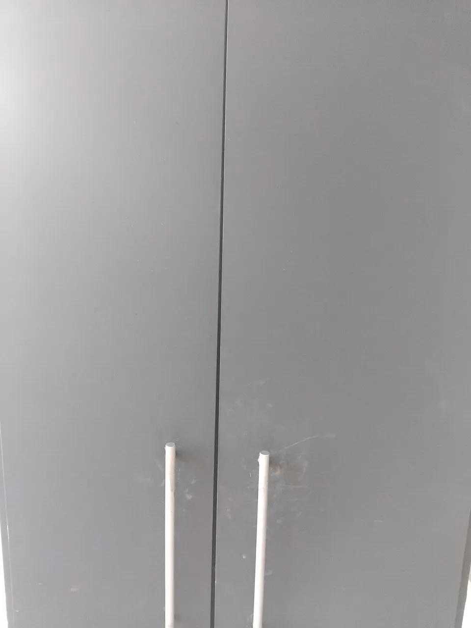 Guarda-Roupa Cinza com Design Moderno
