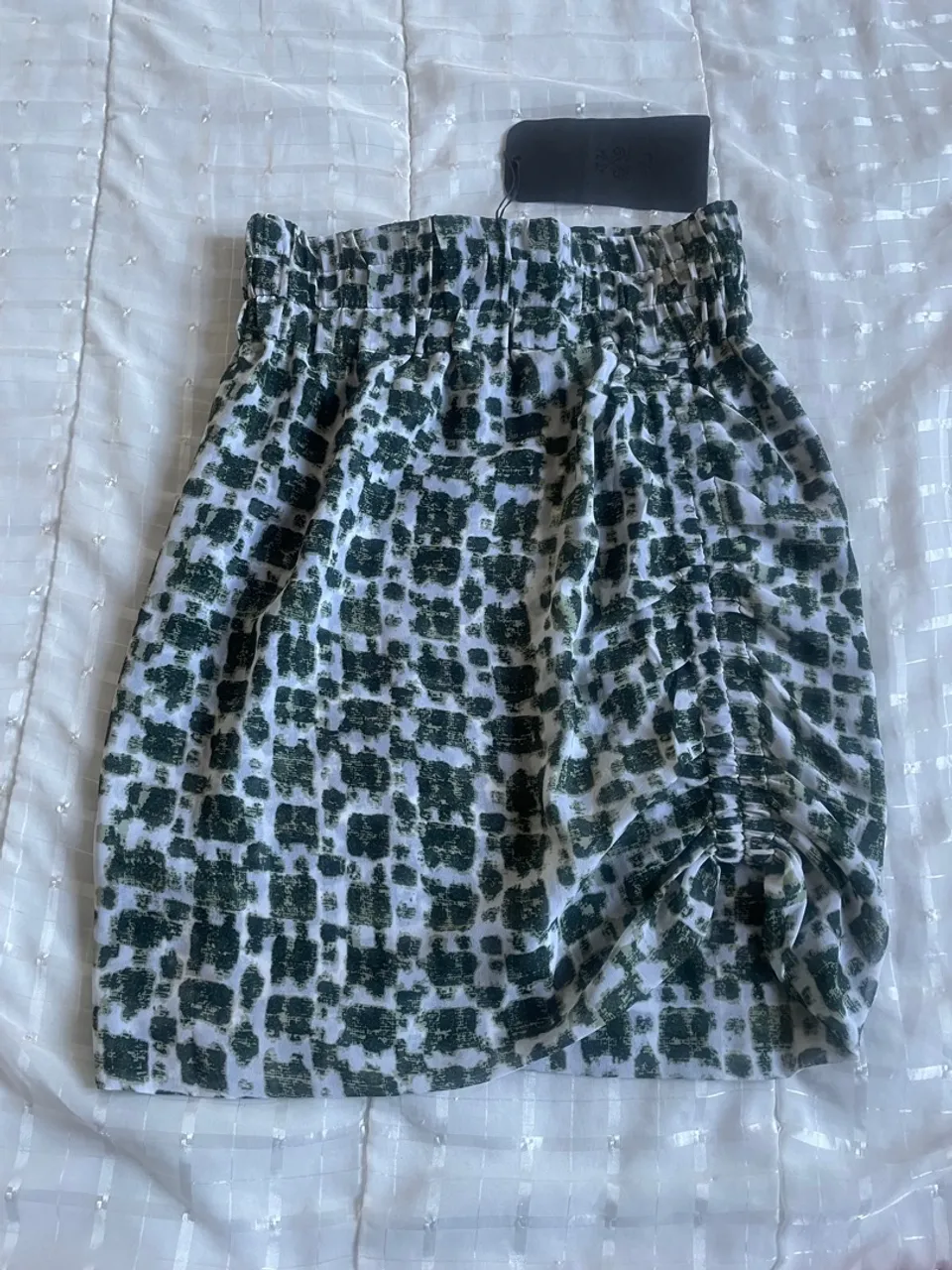 Saia estampada verde e branca