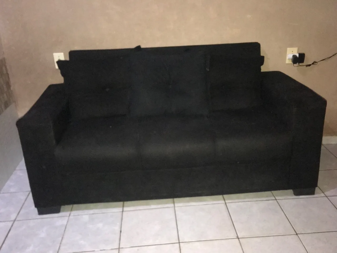 sofá preto 3 lugares