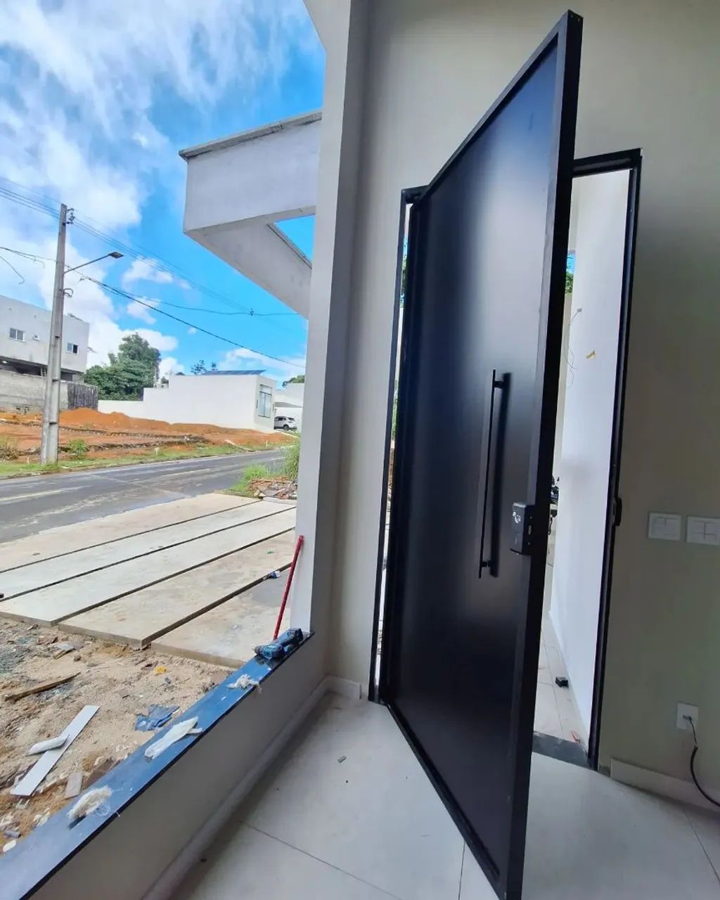 Porta de entrada em acm preto com puxador de aço inox - Foto 4