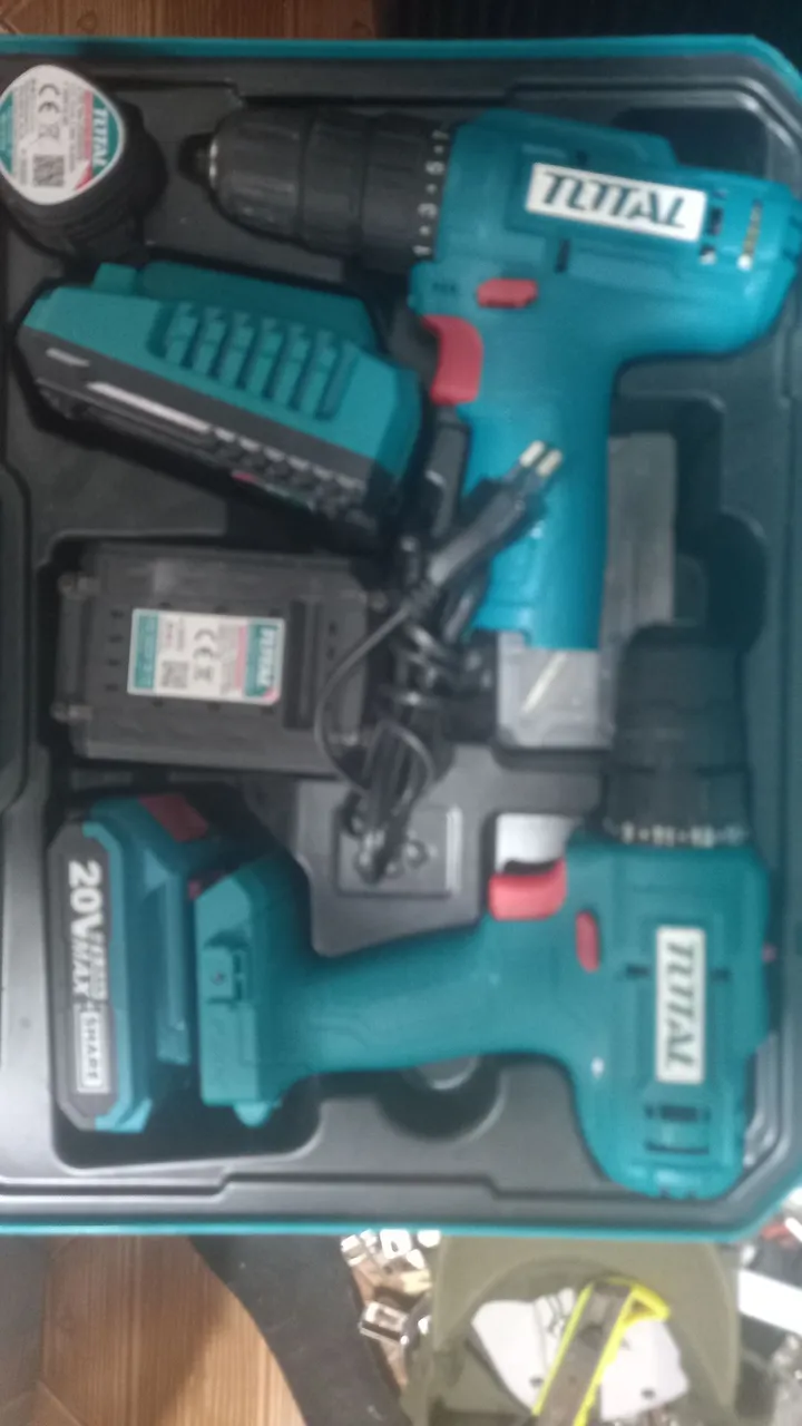Furadeira/Parafusadeira a Bateria Total 20V - Nova!