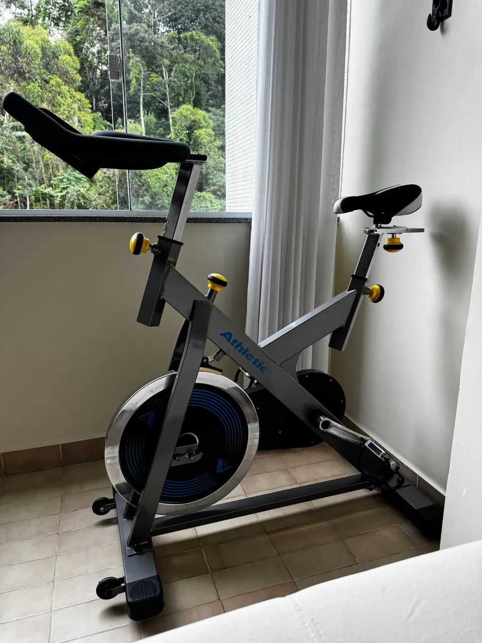 Bicicleta spinning Athletic 2300BS impecável! Roda de 20kg - Foto 3