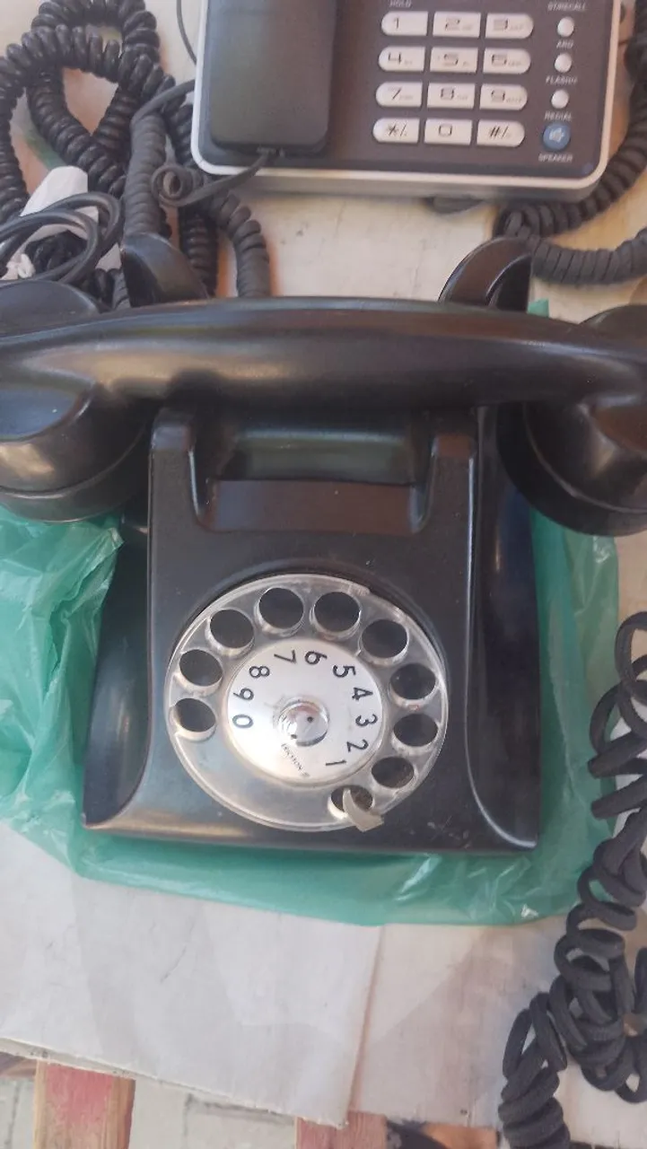 Telefone Antigo com Disco Rotativo